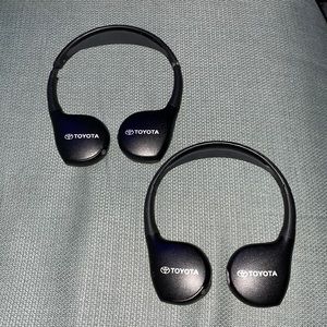 2 Toyota Sequoia used wireless headphones